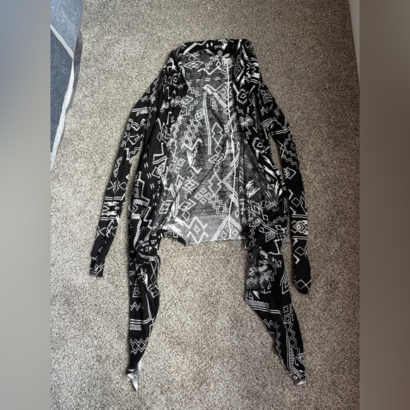 Billabong black pattern shawl with sleeves - Picture 2 of 5